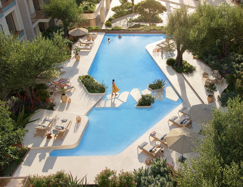 LOCATIONSituated in the very heart of Tivat, this apartment offers an exceptional blend of urban convenience and coastal lifestyle. The sea and nea...