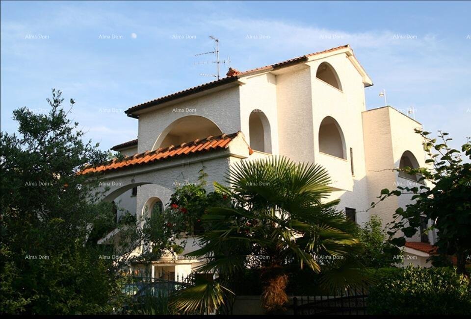 Haus Verkauf eines Mehrfamilienhauses mit 9 separaten Apartments. Poreč!