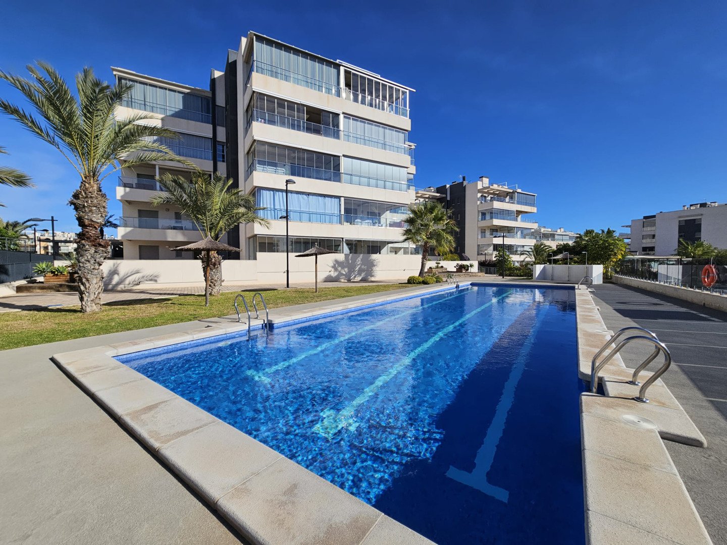 Apartment in the new gated complex Green Hills in Orihuela Costa.Orihuela Costa is a picturesque resort area, part of the Spanish Costa Blanca coast. 