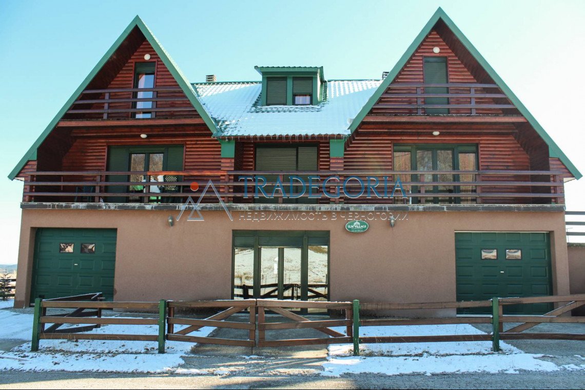 <p>House area 330 m2</p><p> Plot 500 m2</p><p> Two large apartments and one medium one with separate entrances.</p><p> The large apartment is conne... 