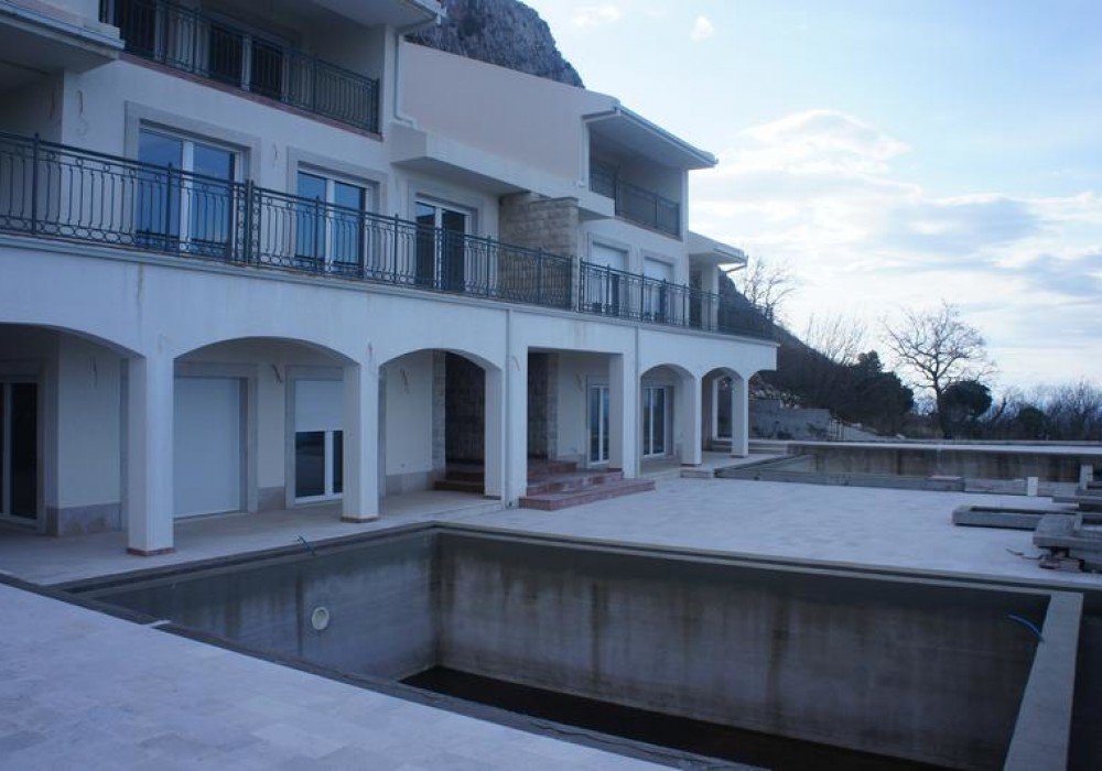 sveti stefan: Construction project completed by 80%.For commissioning, only finishing work is needed.During the construction of the object, high-quality material... 