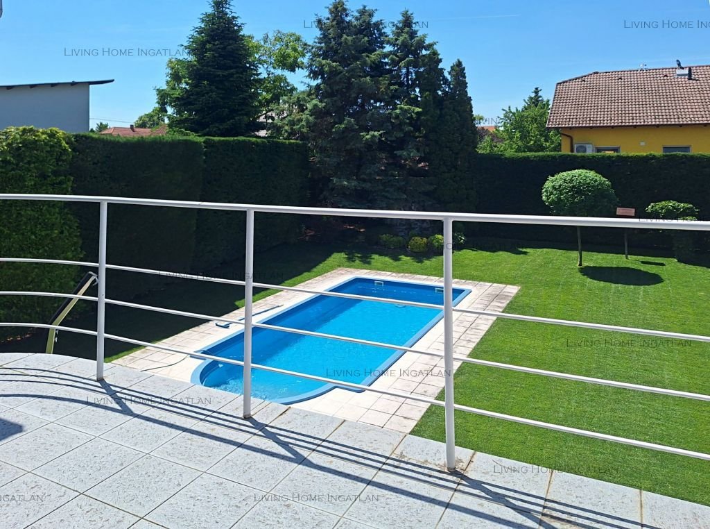 <p>Budapest XVII. kerületében, Rákoscsaba-Újtelepen, csendes, rendezett utcában eladó dupla telken (1146 nm), 1996-ban épült önálló, 2 szintes csal...