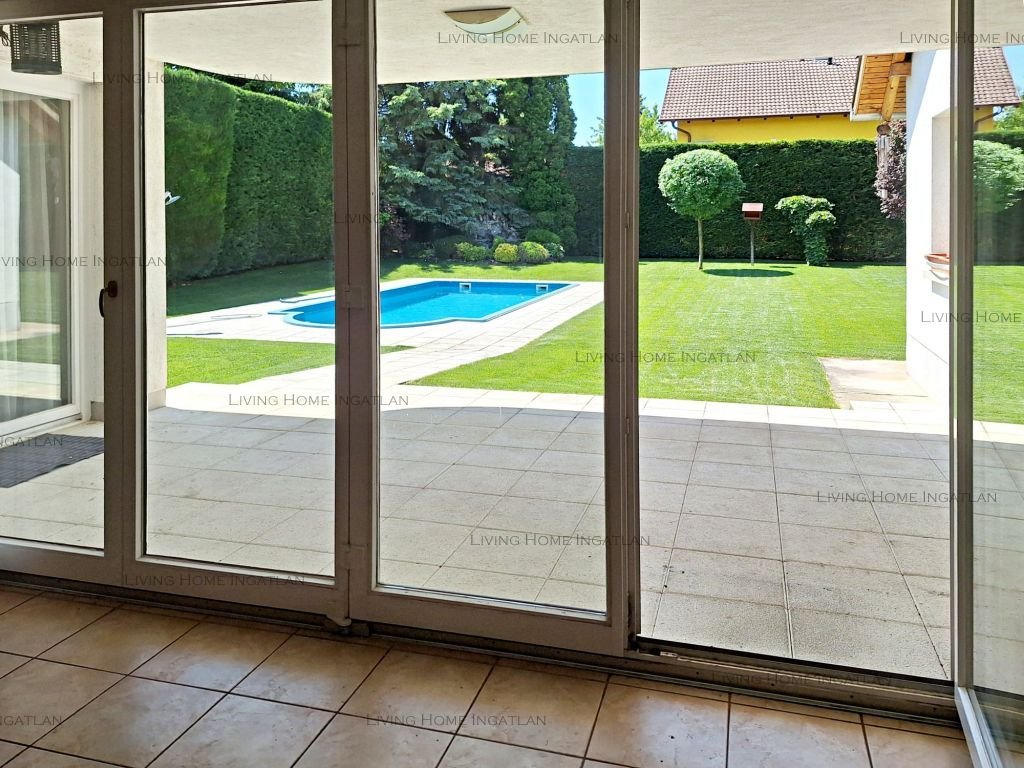 <p>Budapest XVII. kerületében, Rákoscsaba-Újtelepen, csendes, rendezett utcában eladó dupla telken (1146 nm), 1996-ban épült önálló, 2 szintes csal...