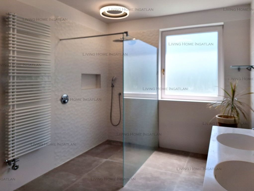 <p>Budapest XVII. kerületében, Rákoscsaba-Újtelepen, csendes, rendezett utcában eladó dupla telken (1146 nm), 1996-ban épült önálló, 2 szintes csal...