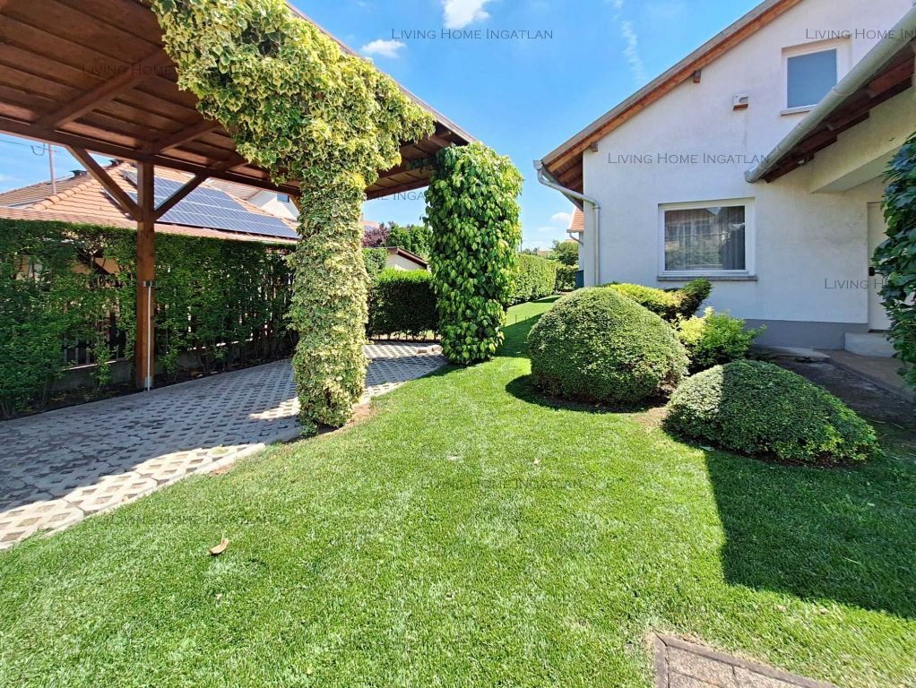 <p>Budapest XVII. kerületében, Rákoscsaba-Újtelepen, csendes, rendezett utcában eladó dupla telken (1146 nm), 1996-ban épült önálló, 2 szintes csal...