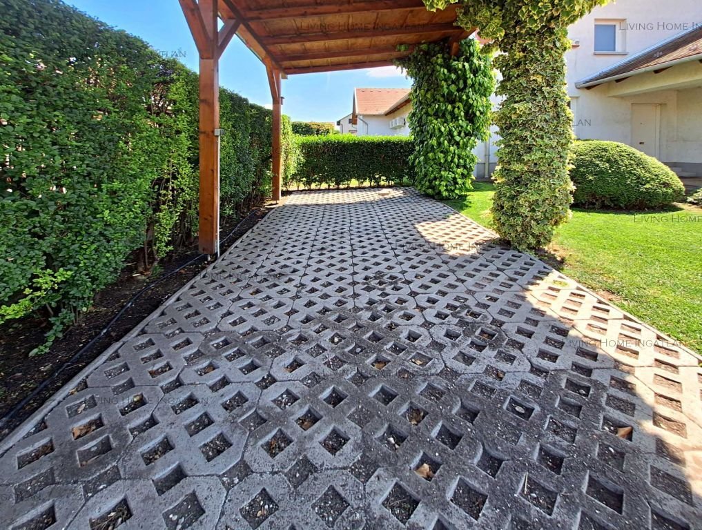 <p>Budapest XVII. kerületében, Rákoscsaba-Újtelepen, csendes, rendezett utcában eladó dupla telken (1146 nm), 1996-ban épült önálló, 2 szintes csal...