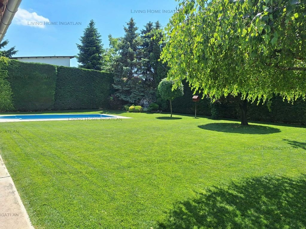 <p>Budapest XVII. kerületében, Rákoscsaba-Újtelepen, csendes, rendezett utcában eladó dupla telken (1146 nm), 1996-ban épült önálló, 2 szintes csal...