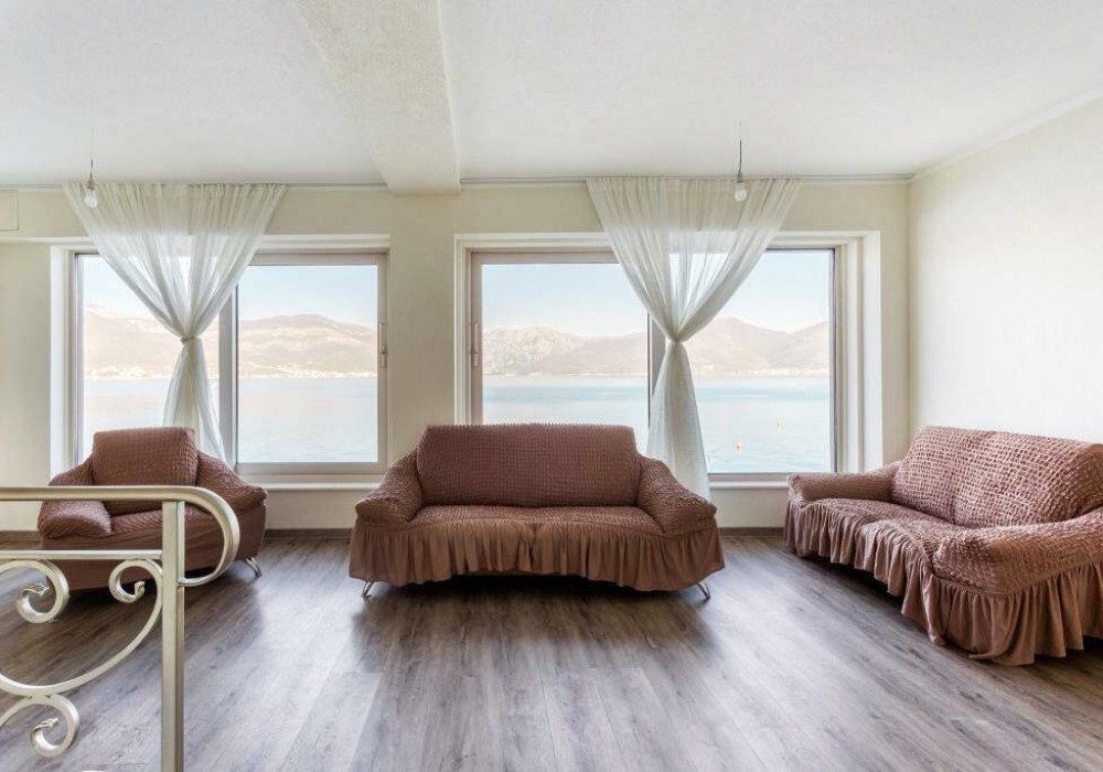 Area: 240 m²Land area: 470 m²Bedrooms: 5Bathrooms: 3View: seaFurnishing: fullyParkingBerthRelaxation area with sun loungers and parasols...