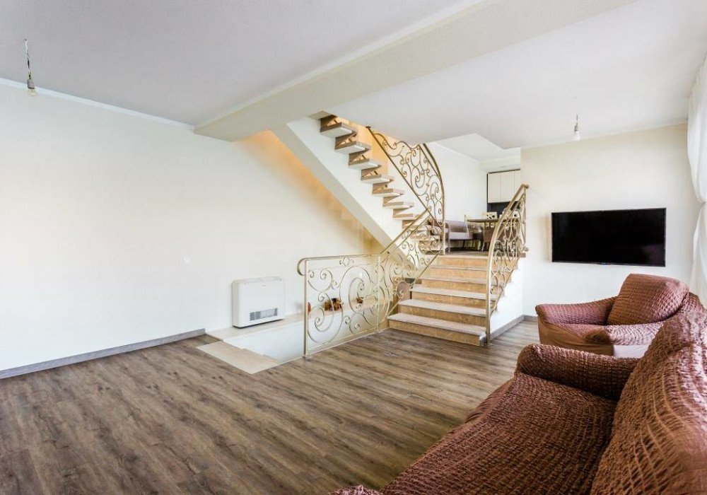 Area: 240 m²Land area: 470 m²Bedrooms: 5Bathrooms: 3View: seaFurnishing: fullyParkingBerthRelaxation area with sun loungers and parasols...