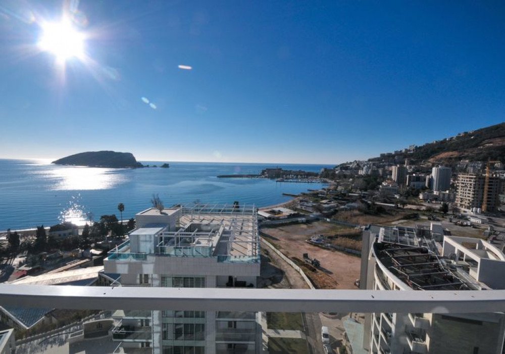 Apartment parameters:Area 183 sq.m.Bedrooms 3Bathrooms 2Guest toiletSea viewFloor - 13Elevator