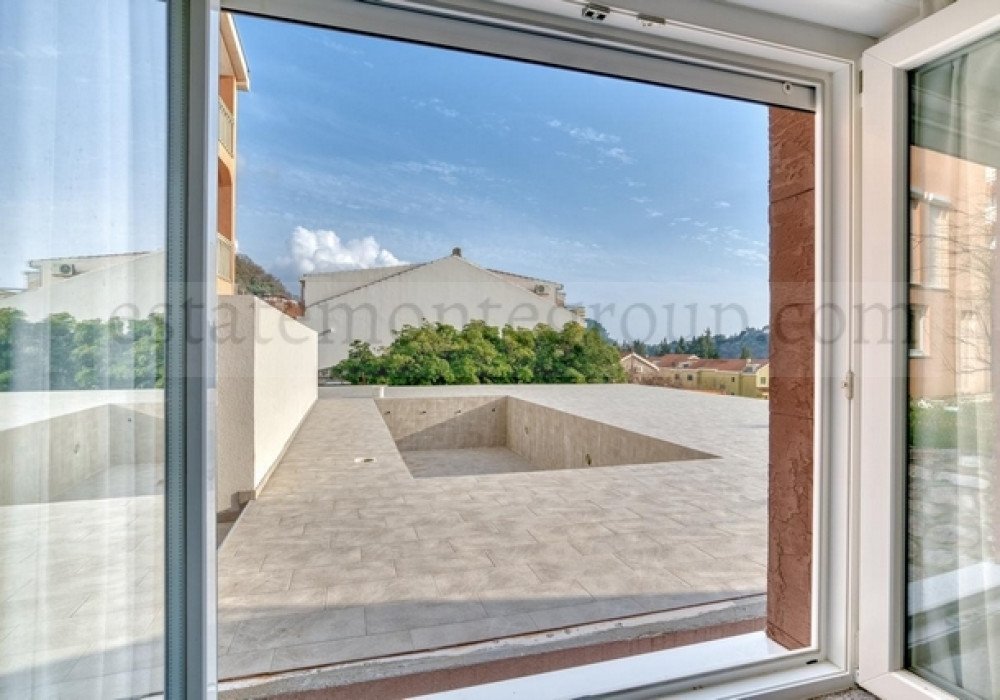 DescriptionPetrovac, two-bedroom apartment in a house with a swimming poolDistance to the sea 400mSea and city viewThe area is 85 sq.m.Floor – high...