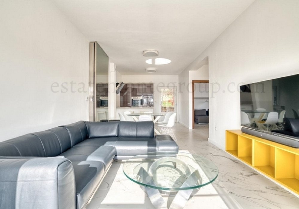 DescriptionPetrovac, two-bedroom apartment in a house with a swimming poolDistance to the sea 400mSea and city viewThe area is 85 sq.m.Floor – high...