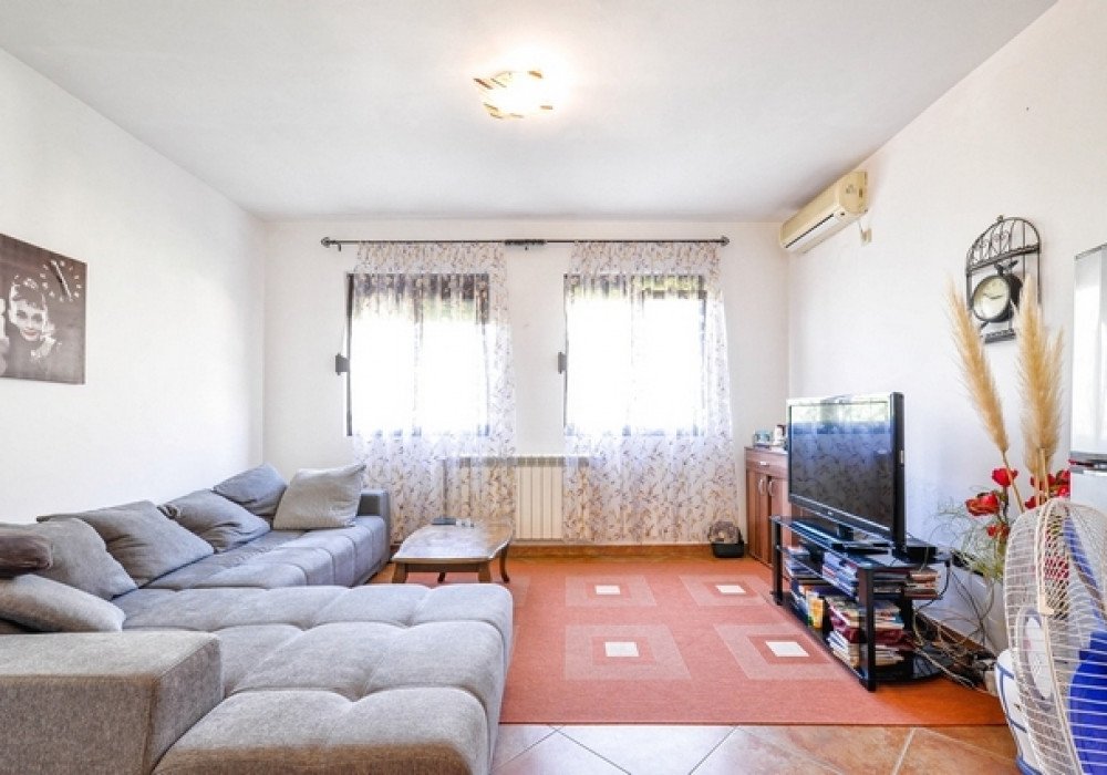DescriptionPetrovac, two-bedroom apartment in a house with a swimming poolDistance to the sea 400mSea and city viewThe area is 85 sq.m.Floor – high...