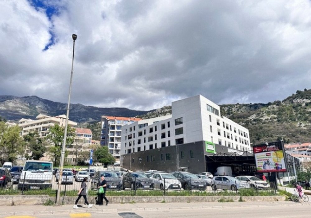 budva: Budva, Veli Vinogradi district. One-bedroom apartmentThe distance to the sea is 600m.The area is 46 sq.m.View of the mountains and the citySecond f... 
