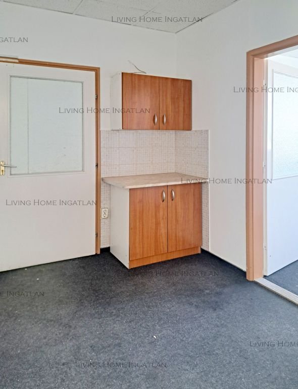 <p>Kiadásra kínálunk Zuglóban, egy jól megközelíthető és csendes épületben&nbsp;egy 68 nm-es, 1. emeleti, 5 helységből álló irodát. (4 iroda + 1 kö...