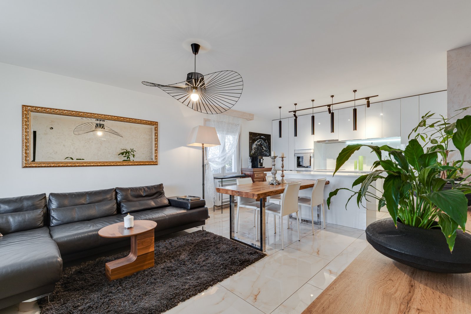 Two-storey spacious house in Sutomore<br><br><p>House for sale in Sutomore, located near the town of Bar.The area of the house is 160 m2, and the a...