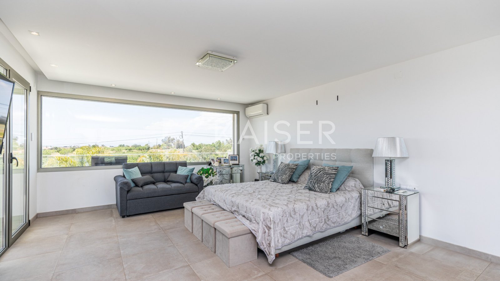 Impressionante moradia de 4 (3+1) quartos com vistas deslumbrantes para o mar, beneficiando de uma localização elevada e tranquila, a pé de cafés, ...