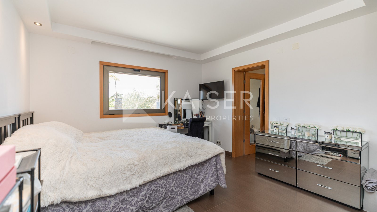 Impressionante moradia de 4 (3+1) quartos com vistas deslumbrantes para o mar, beneficiando de uma localização elevada e tranquila, a pé de cafés, ...