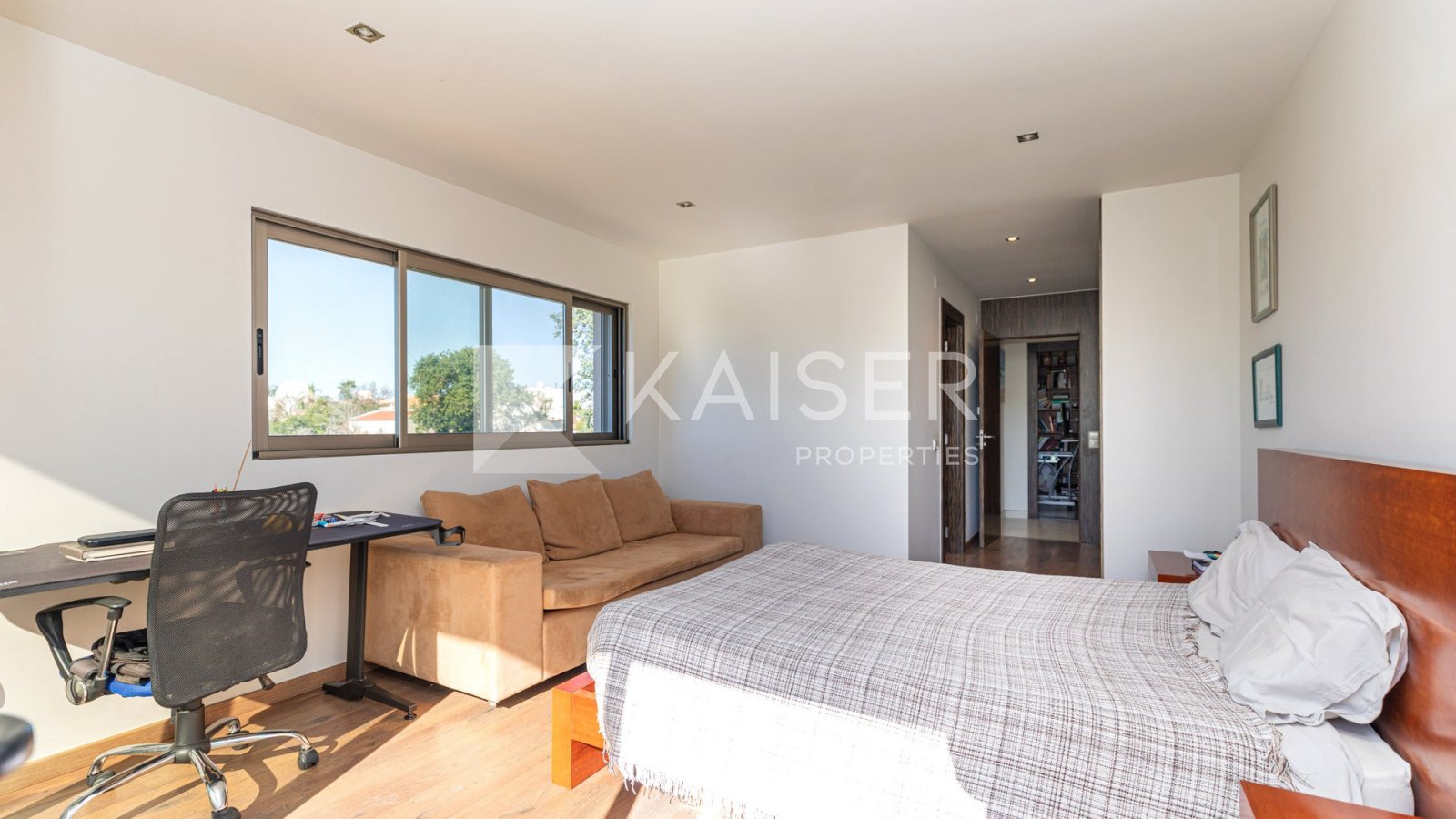 Esta fantástica moradia inserida num amplo terreno com piscina e jardim paisagístico com horta, árvores de fruto e estufa, localiza-se a curta dist...