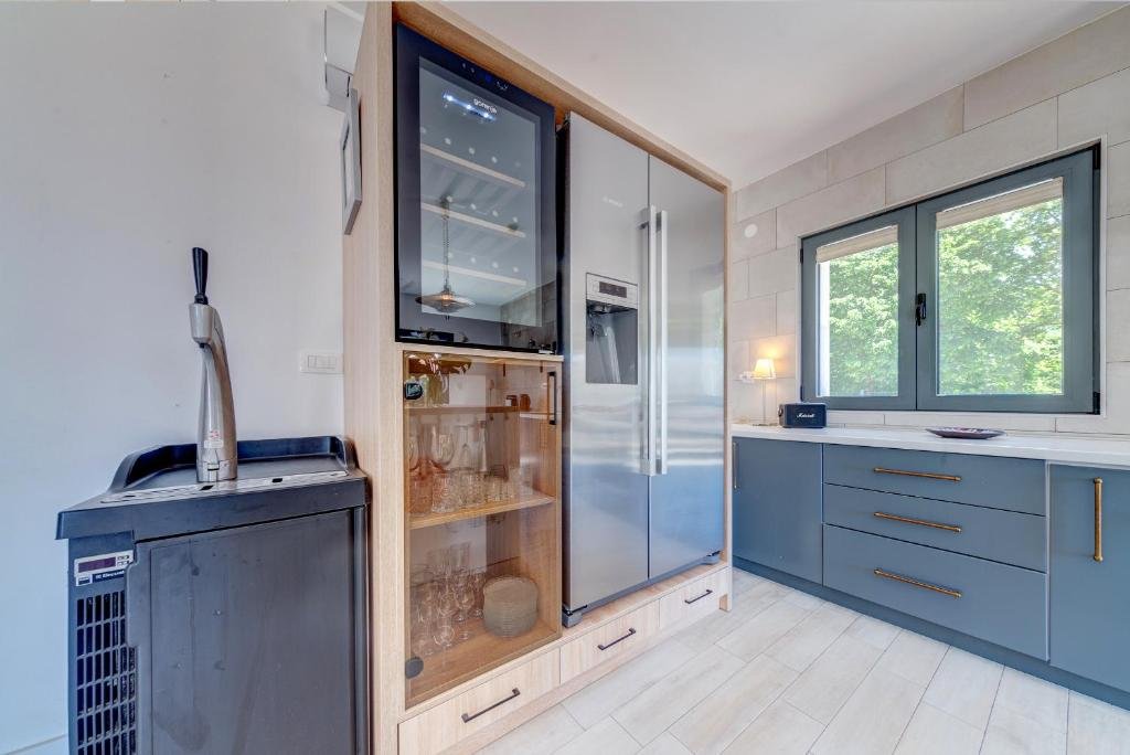 ‍‍Featuring air-conditioned accommodation with a patio, villa is located in Budva. This villa has a private pool, a garden, barbecue facilities, fr...