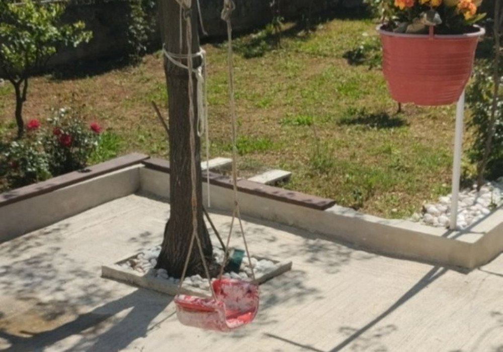 DescriptionBar, Dubrava district. A house with three separate apartmentsThe distance to the sea is 350m.View of the surrounding areaThe area is 164...