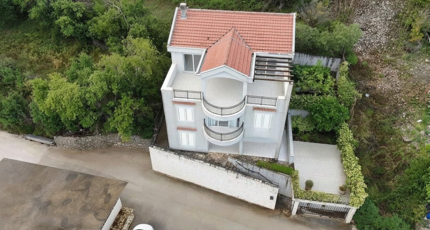 ‍‍LOCATIONThis house is located in Kotor Municipality, 2km away from the city center. The sea and the beach are 100m away from the house. Tivat air...