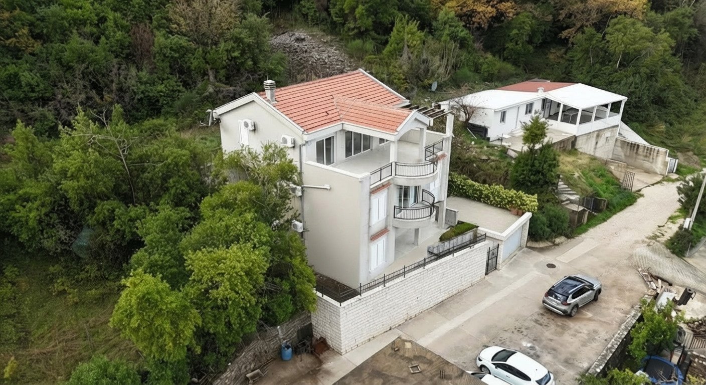 ‍‍LOCATIONThis house is located in Kotor Municipality, 2km away from the city center. The sea and the beach are 100m away from the house. Tivat air...
