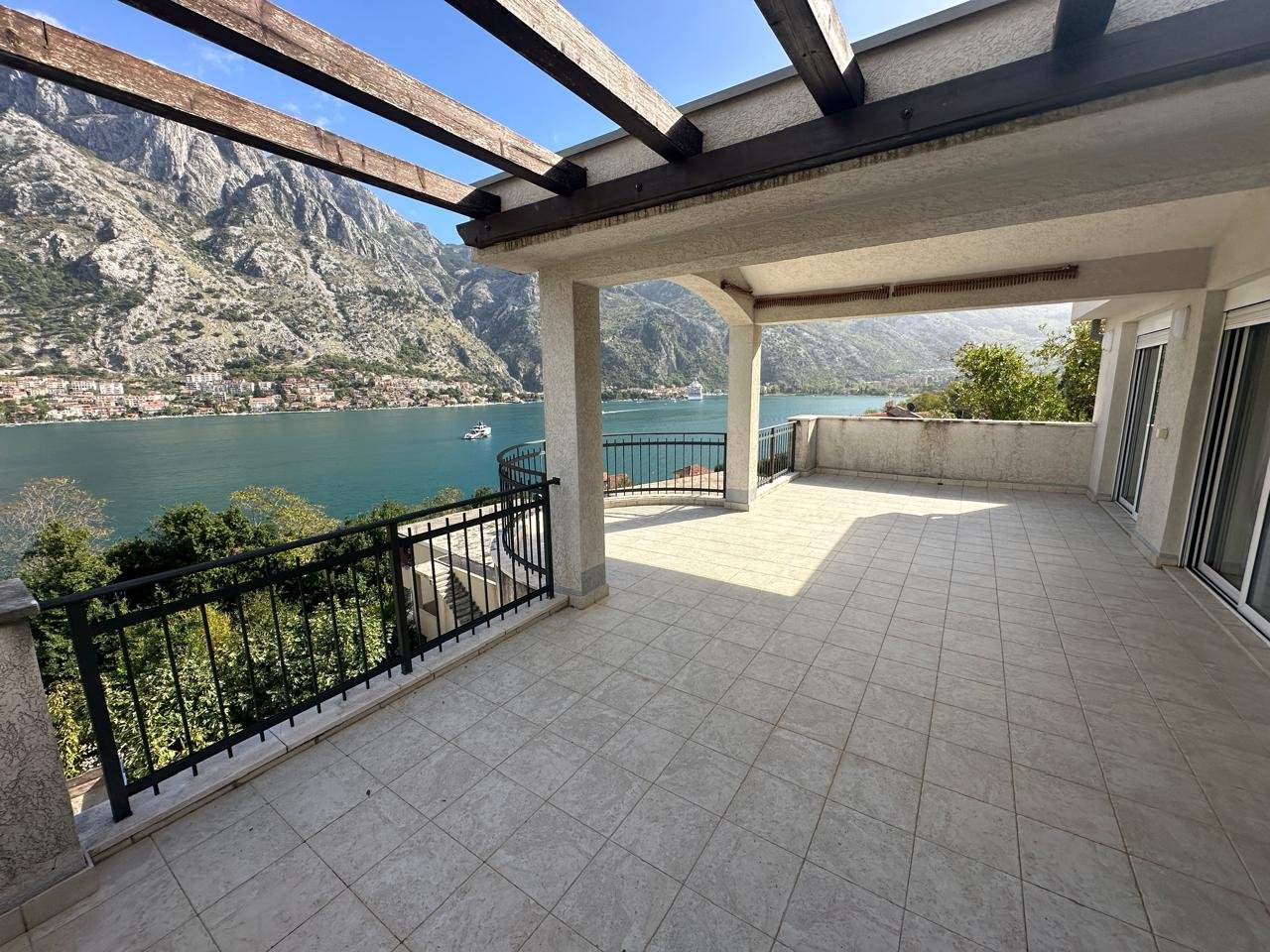 ‍‍LOCATIONThis house is located in Kotor Municipality, 2km away from the city center. The sea and the beach are 100m away from the house. Tivat air...