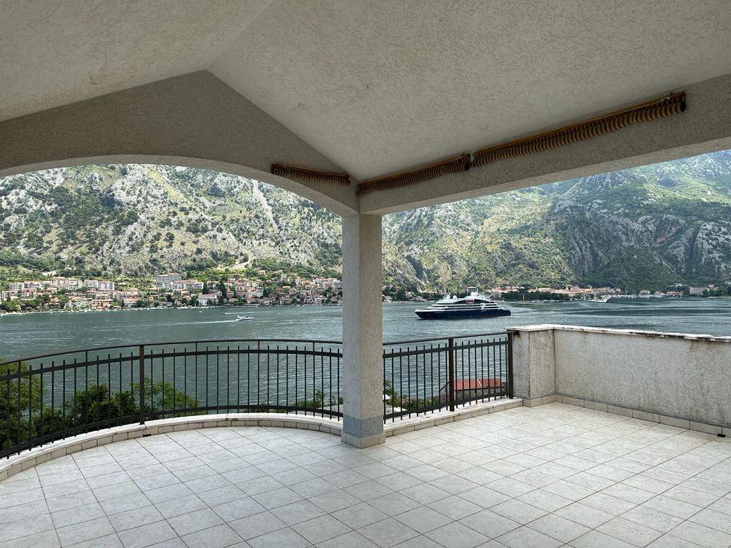 ‍‍LOCATIONThis house is located in Kotor Municipality, 2km away from the city center. The sea and the beach are 100m away from the house. Tivat air...