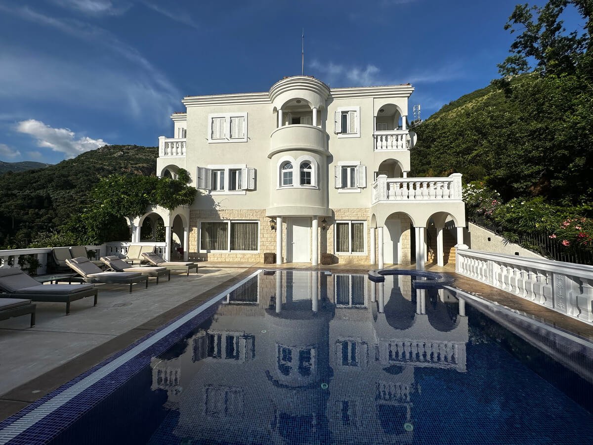 On this majestic estate are two villas on unparraled location in Miločer Park, in the immediate vicinity of Sveti Stefan - crucial landmark of Montene