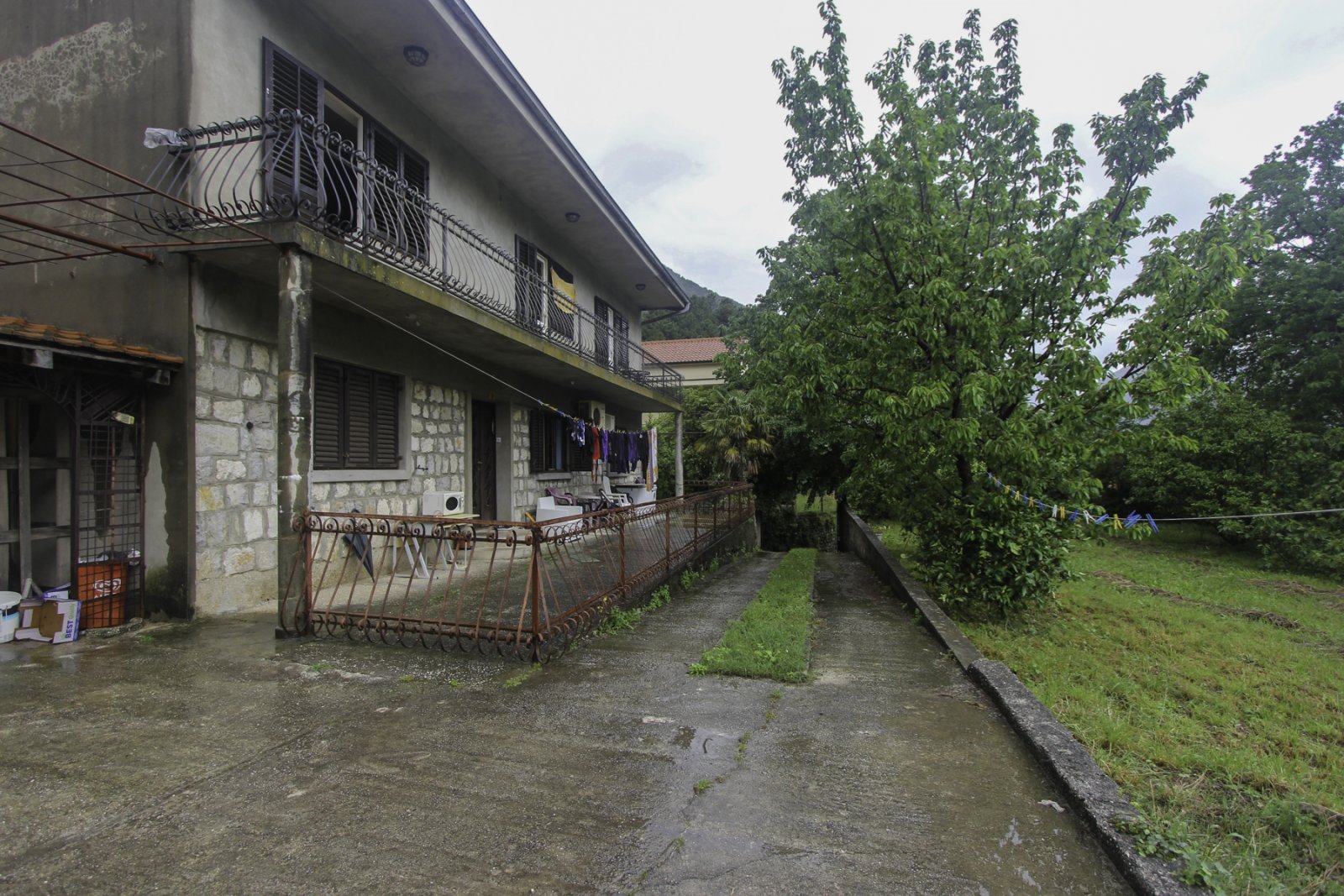 HOUSE FOR SALE IN PRCANJ<br><br><p>Presenting a unique property for sale in the charming town of Prčanj, this house offers a blend of spacious livi...