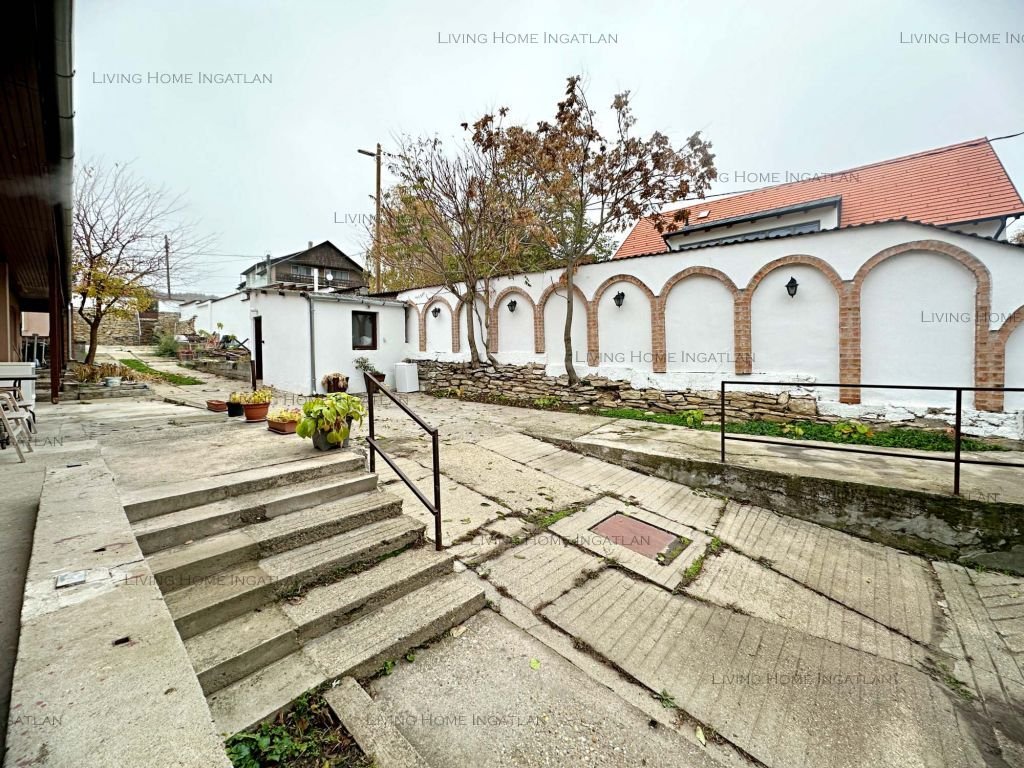 <p><strong>Két különálló, felújított ház Üröm központi részén!</strong></p>

<p>Üröm kedvelt, könnyen megközelíthető, központi részén eladó egy két kü