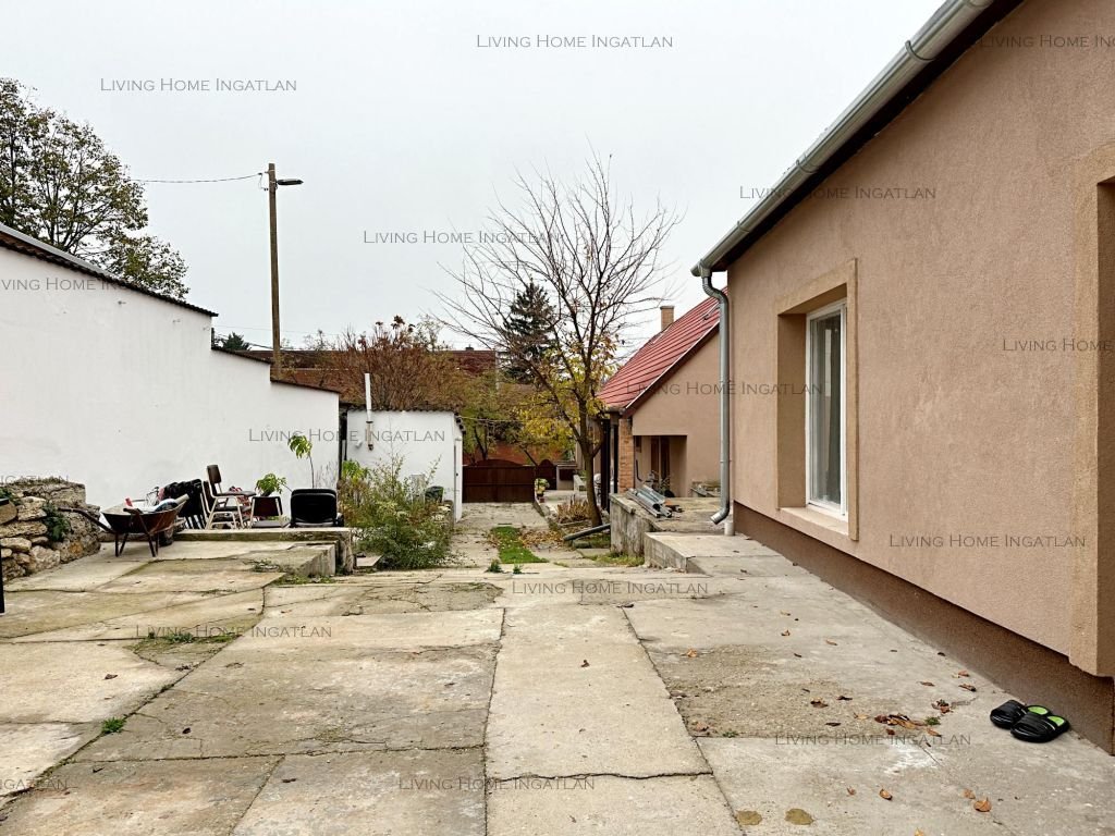 <p><strong>Két különálló, felújított ház Üröm központi részén!</strong></p>

<p>Üröm kedvelt, könnyen megközelíthető, központi részén eladó egy két kü