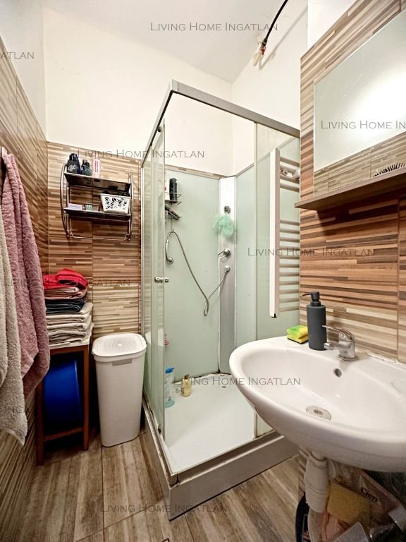 <p><strong>Két különálló, felújított ház Üröm központi részén!</strong></p>

<p>Üröm kedvelt, könnyen megközelíthető, központi részén eladó egy két kü