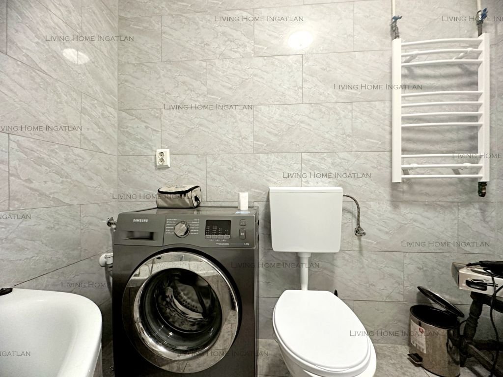 <p><strong>Két különálló, felújított ház Üröm központi részén!</strong></p>

<p>Üröm kedvelt, könnyen megközelíthető, központi részén eladó egy két kü