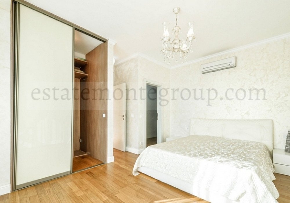 DescriptionBudva Riviera, Becici district. Studio apartmentThe distance to the sea is 300m.The area is 274 sq.m., including:- living area of 115 sq...