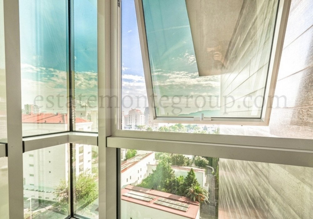 DescriptionBudva Riviera, Becici district. Studio apartmentThe distance to the sea is 300m.The area is 274 sq.m., including:- living area of 115 sq...