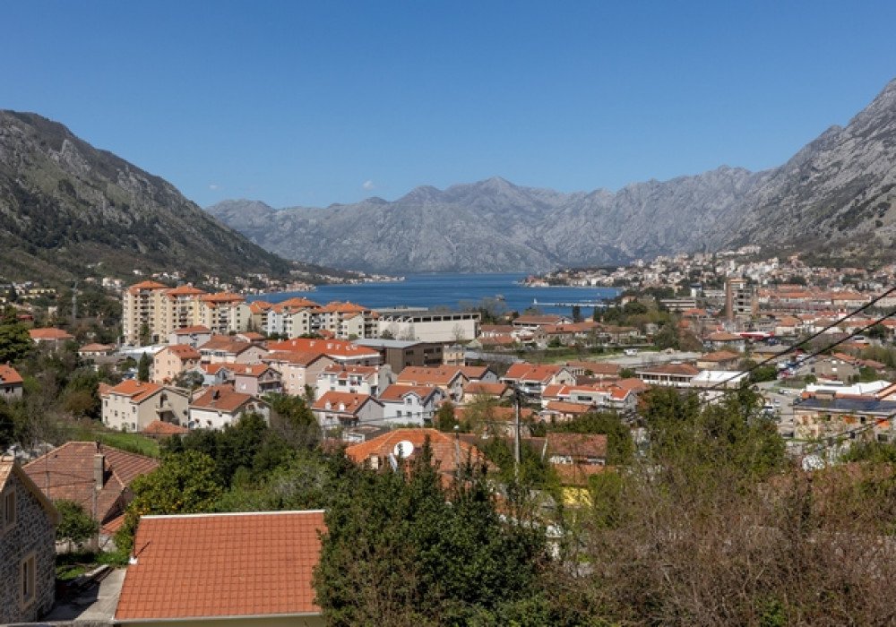 kotor: Boka Bay of Kotor, Shkalari district. Three-level two-bedroom house three steps from the Old Town of KotorThe distance to the sea is 800m.Sea and m... 