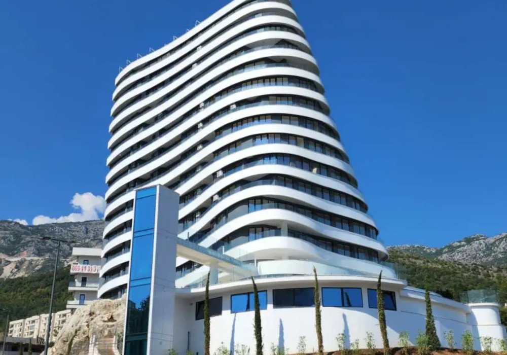 Budva Riviera, Becici district. Three-bedroom apartment in a new prestigious residential complex with swimming pools and restaurants.The sale is ca...