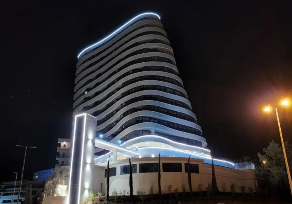 Budva Riviera, Becici district. Three-bedroom apartment in a new prestigious residential complex with swimming pools and restaurants.The sale is ca...