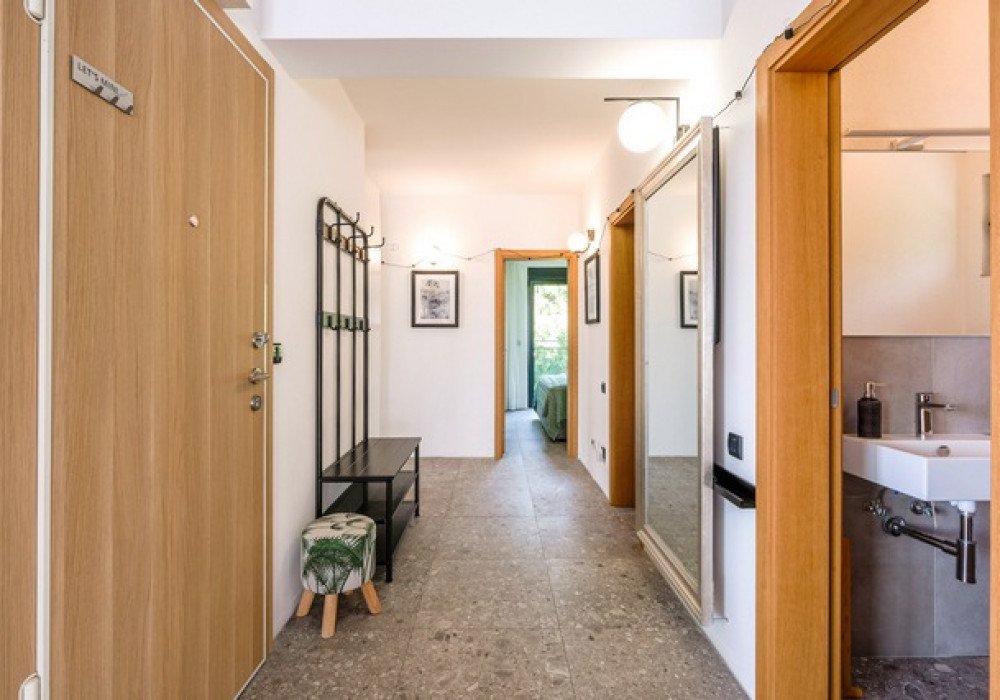 Tivat, the center. A new three-bedroom apartment.The distance to the sea is 300m.The area is 77 sq.m.Sea viewSecond floorThere are two bathroomsThe...