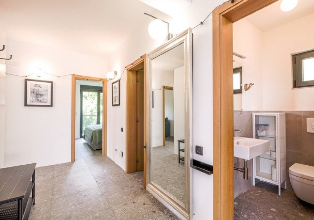 Tivat, the center. A new three-bedroom apartment.The distance to the sea is 300m.The area is 77 sq.m.Sea viewSecond floorThere are two bathroomsThe...