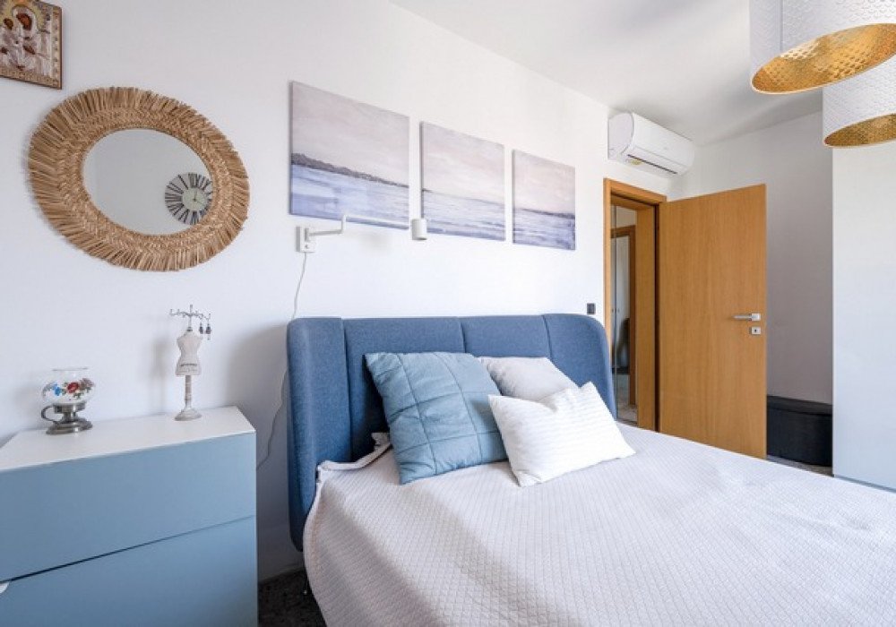 Tivat, the center. A new three-bedroom apartment.The distance to the sea is 300m.The area is 77 sq.m.Sea viewSecond floorThere are two bathroomsThe...