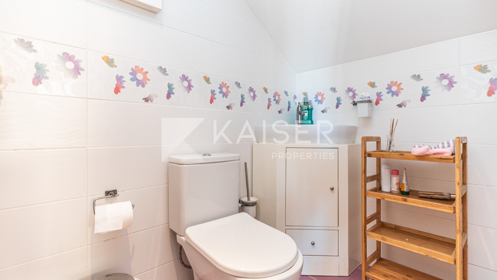 Diese gut gelegene Doppelhaushälfte mit 3 Schlafzimmern befindet sich am Ende einer ruhigen Sackgasse und bietet die perfekte Kombination aus Privatsp