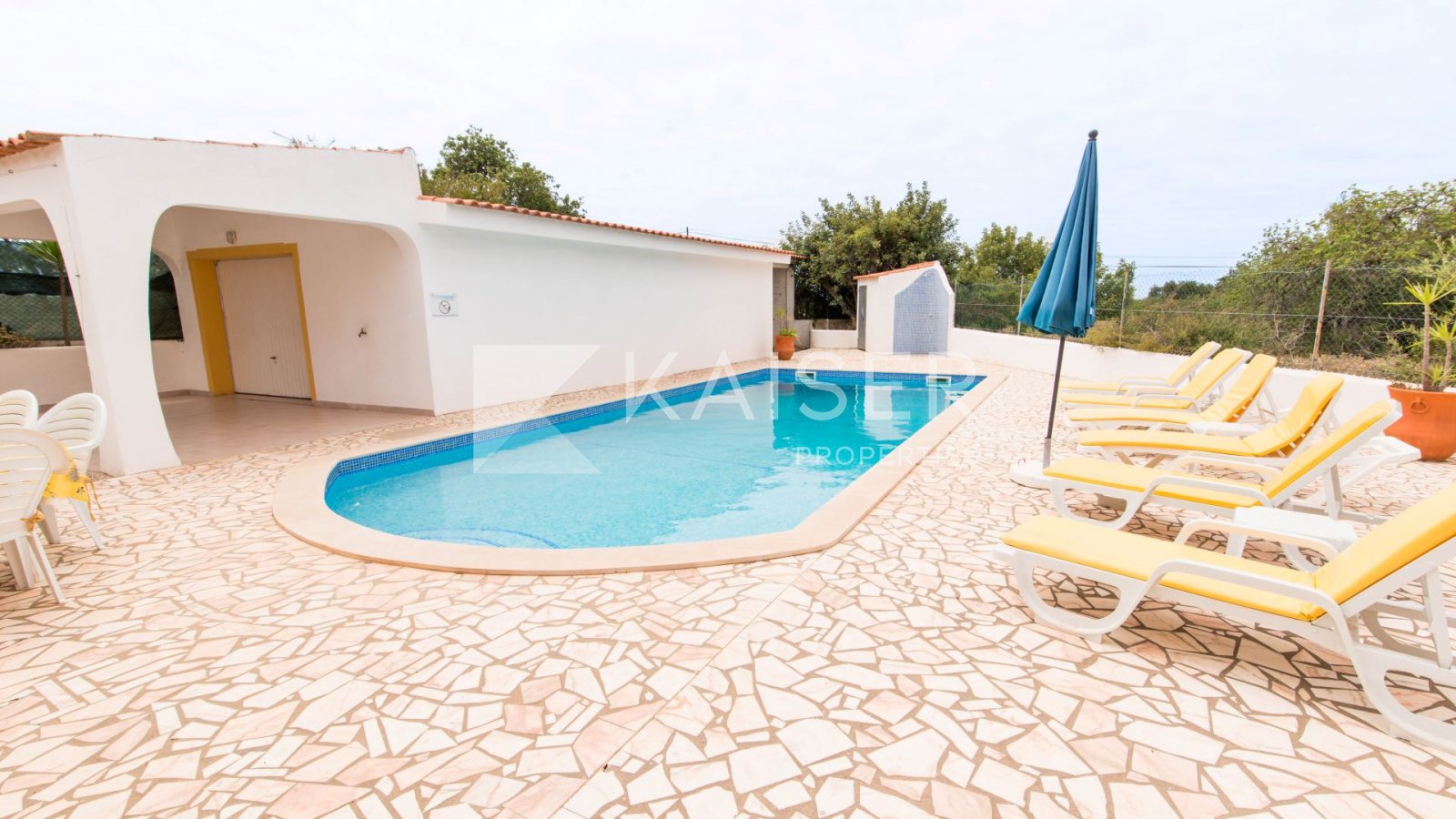 Diese traditionelle Villa mit 3 Schlafzimmern liegt inmitten der reizvollen Landschaft nahe Vale de Parra und ist nur eine kurze Autofahrt von den Str