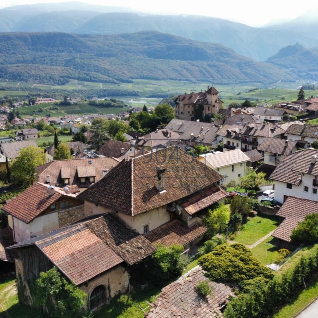 Historischer Ansitz mit Blick auf den Kalterer See - Südtirol