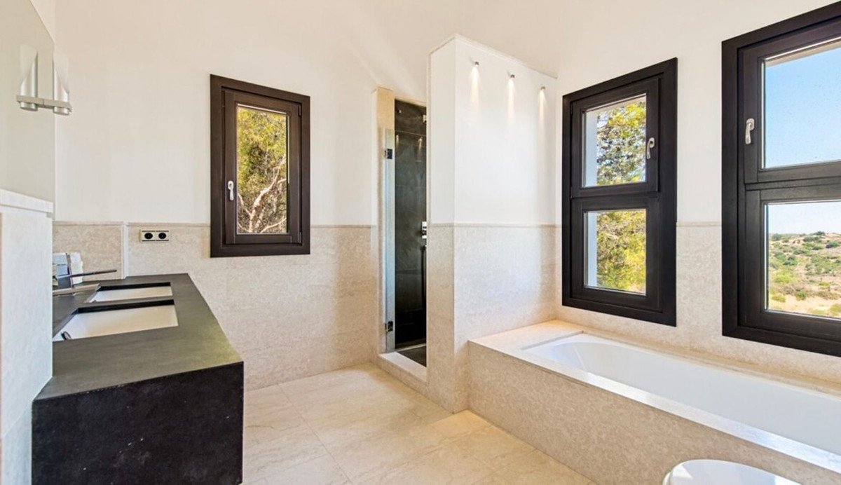 Exklusive Villa mit Panoramablick in Altos de Los Monteros, Marbella
Diese spektakuläre Villa befindet sich in einer der begehrtesten Wohngegenden Mar