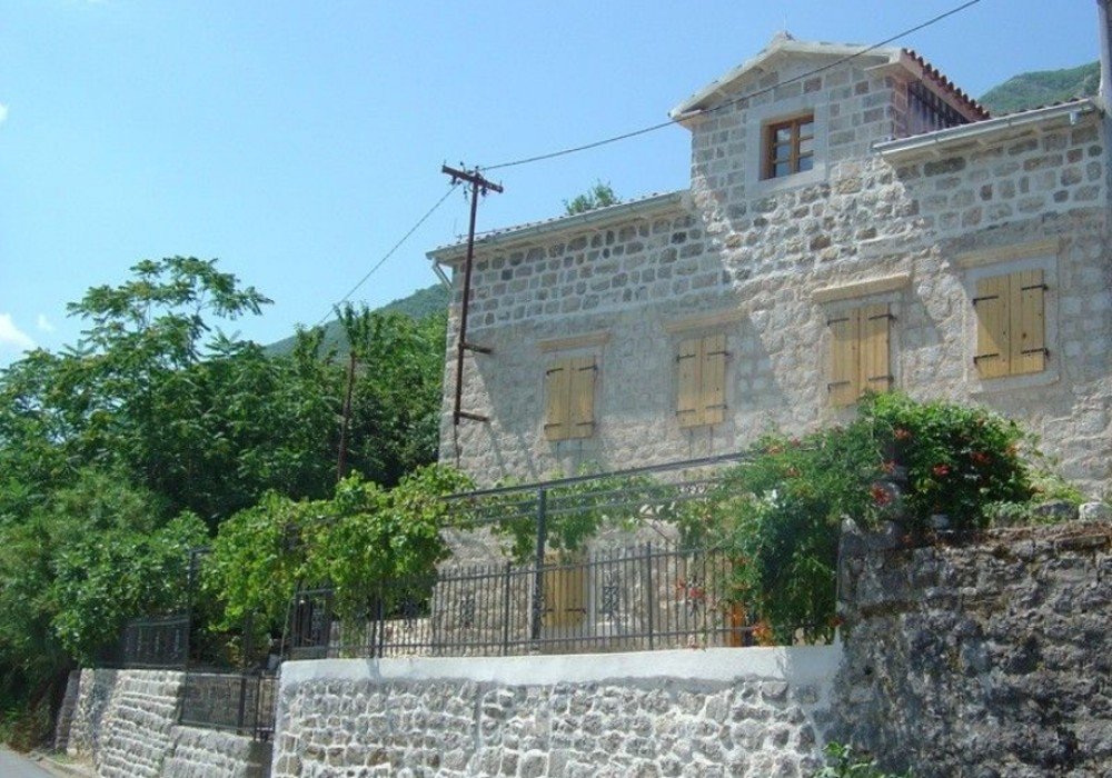 prcanj: Total area of ​​the villa: 168 sq.m.Land Area: 181 sq.m.Number of bedrooms: 5Bathrooms: 5 
