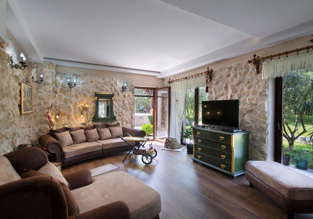 The villa in the village of Prcanj is a four-storey estate with 4 bedrooms, a large garden, a swimming pool, a sauna, a gym on the 1st line of the ...