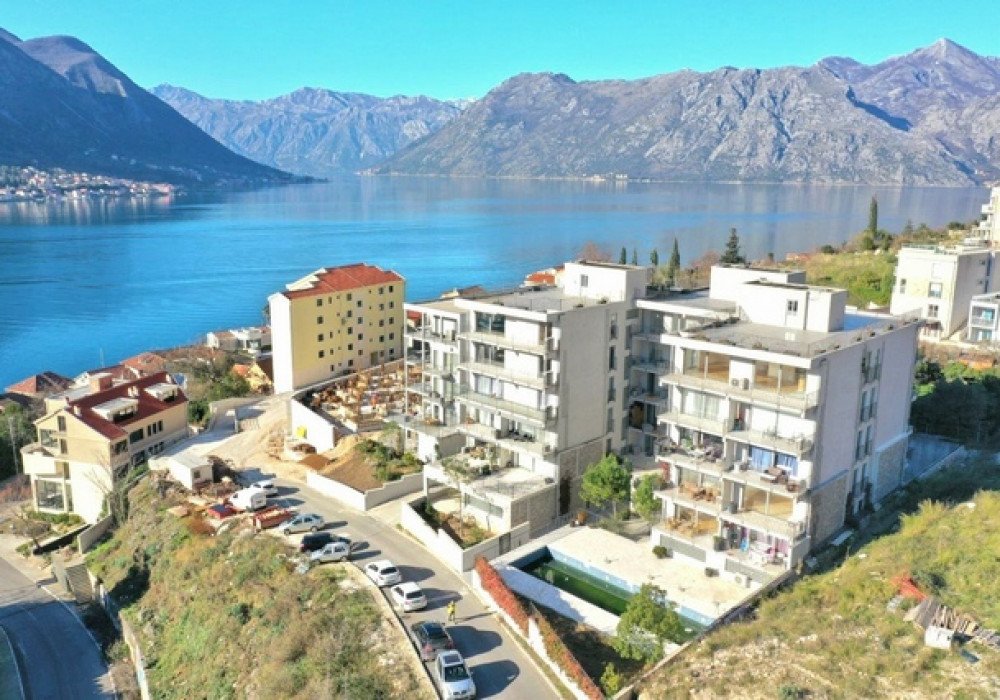 dobrota: Boka Kotorska bay, Dobrota area. Penthouse with three bedrooms in a new complex with a swimming pool.Distance to the sea 450m.Living area 208 sq.m.... 